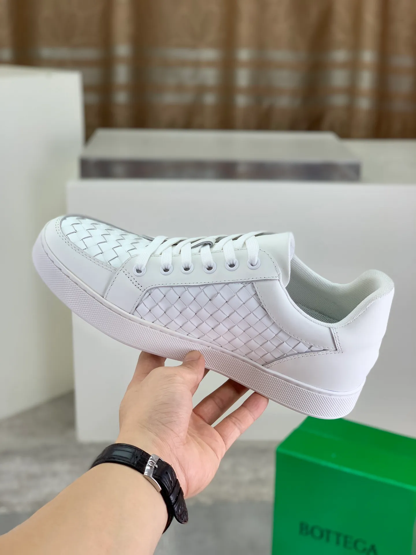 Factory price P720 💰Top quality💎💎💎 BOTTEGA VENETA official website synchronous couple👫The latest top version of the highest version of BV high-top casual shoes in the market, accept material comparison, shoe type comparison, process comparison, practical and textured, versatile, suitable for any occasion, the more you look at it, the more flavorful it becomes. Pure hand-woven craftsmanship - upper material, imported original woven calfskin - high-quality water-dyed cowhide inside - original private model customized outsole -Size: male 39-44 (customized 38 45 46) female 35-39 (customized 34 40 41) Comes with original BV green box, complete packaging.